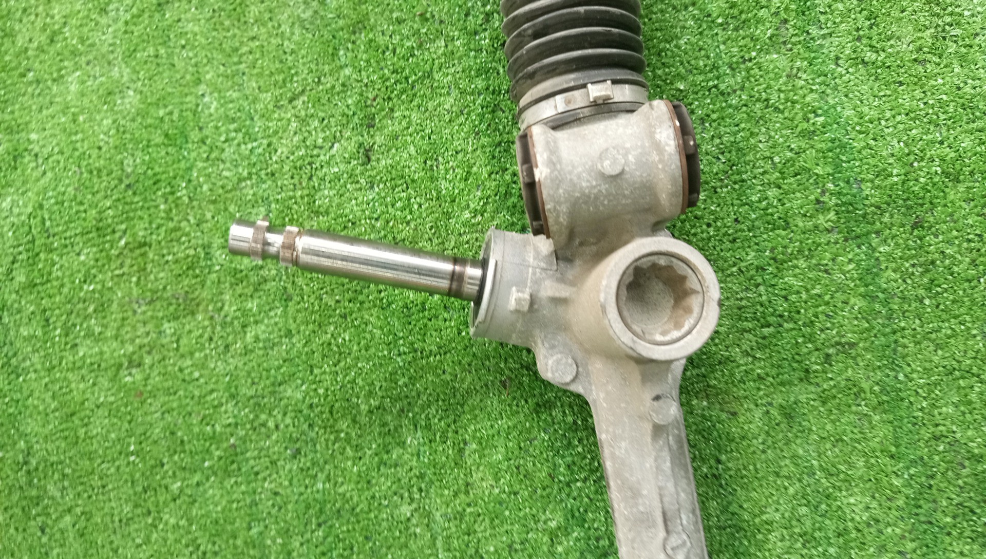 Рулевая рейка передняя TOYOTA VITZ KSP130, NSP130, NHP130, NSP135, NCP131 1KR-FE, 1NR-FE, 1NZ-FXE, 1NZ-FE 3 ракурс Рулевая рейка передняя TOYOTA VITZ KSP130, NSP130, NHP130, NSP135, NCP131 1KR-FE, 1NR-FE, 1NZ-FXE, 1NZ-FE 3 ракурс