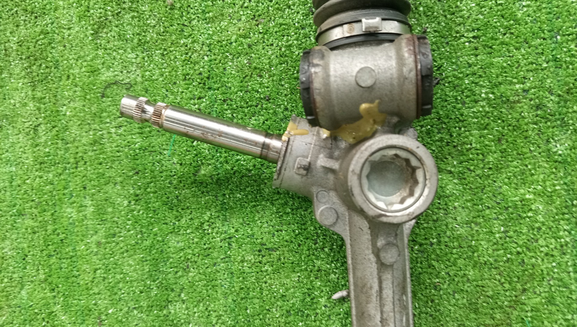 Рулевая рейка передняя TOYOTA VITZ KSP130, NSP130, NHP130, NSP135, NCP131 1KR-FE, 1NR-FE, 1NZ-FXE, 1NZ-FE 3 ракурс Рулевая рейка передняя TOYOTA VITZ KSP130, NSP130, NHP130, NSP135, NCP131 1KR-FE, 1NR-FE, 1NZ-FXE, 1NZ-FE 3 ракурс