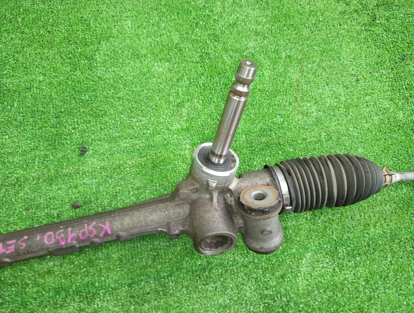 Рулевая рейка передняя TOYOTA VITZ KSP130, NSP130, NHP130, NSP135, NCP131 1KR-FE, 1NR-FE, 1NZ-FXE, 1NZ-FE 3 ракурс Рулевая рейка передняя TOYOTA VITZ KSP130, NSP130, NHP130, NSP135, NCP131 1KR-FE, 1NR-FE, 1NZ-FXE, 1NZ-FE 3 ракурс