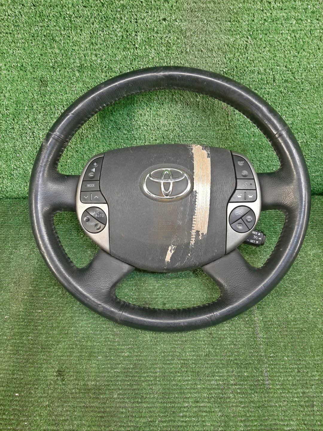 Руль TOYOTA PRIUS NHW20 1 ракурс Руль TOYOTA PRIUS NHW20 1 ракурс