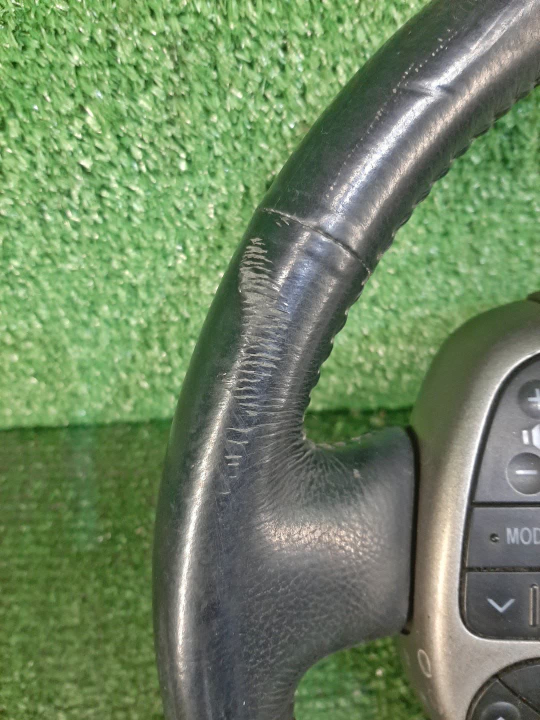 Руль TOYOTA PRIUS NHW20 2 ракурс Руль TOYOTA PRIUS NHW20 2 ракурс