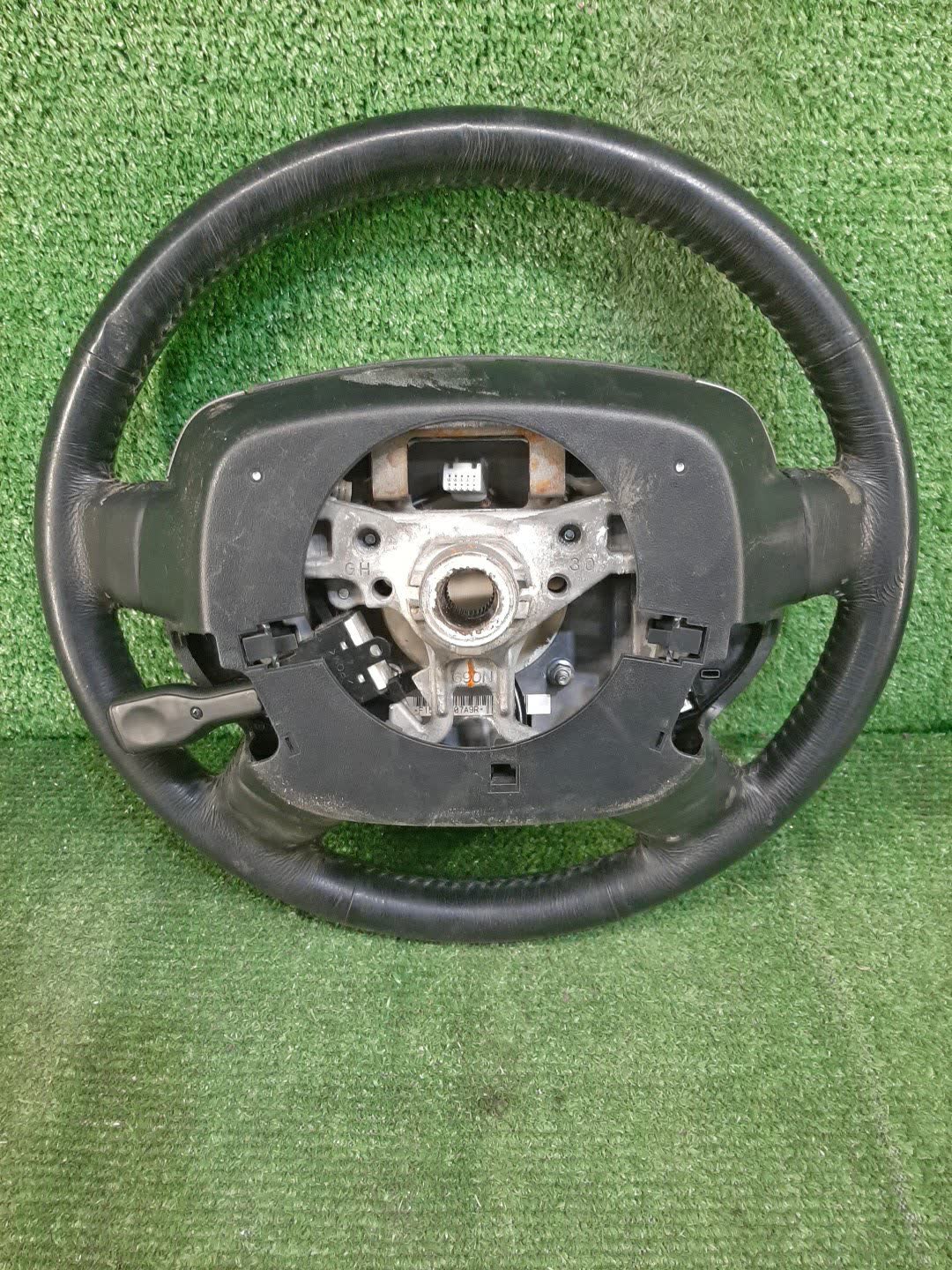 Руль TOYOTA PRIUS NHW20 4 ракурс Руль TOYOTA PRIUS NHW20 4 ракурс