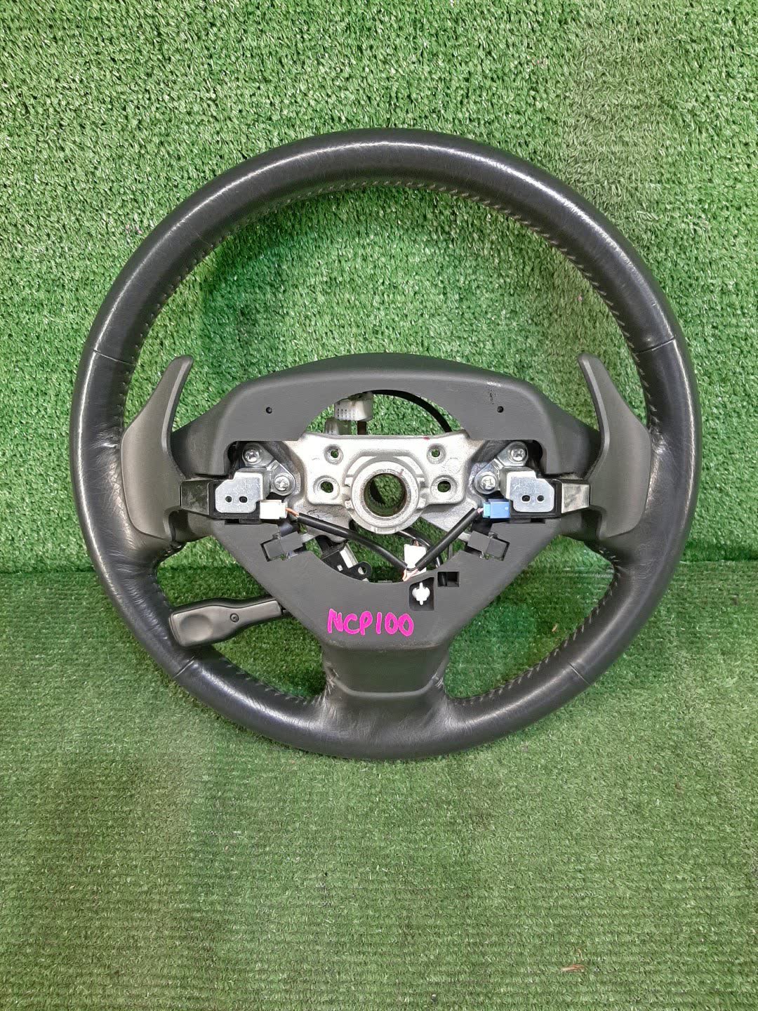 Руль TOYOTA RACTIS NCP100 2 ракурс Руль TOYOTA RACTIS NCP100 2 ракурс