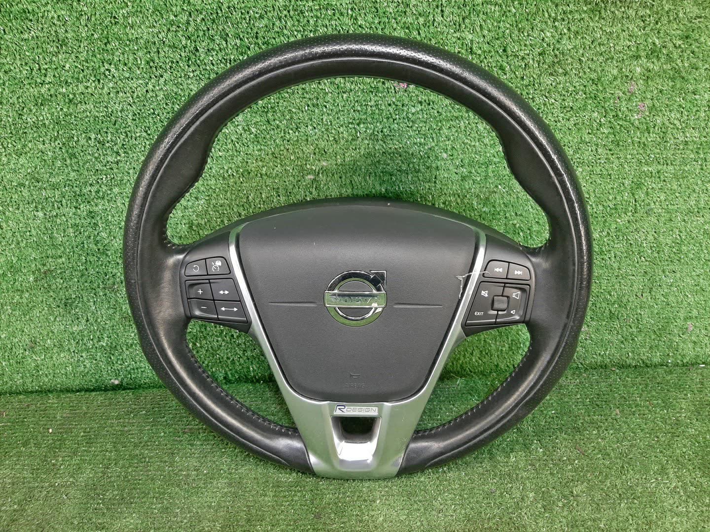 Руль VOLVO V60 FW47 1 ракурс Руль VOLVO V60 FW47 1 ракурс