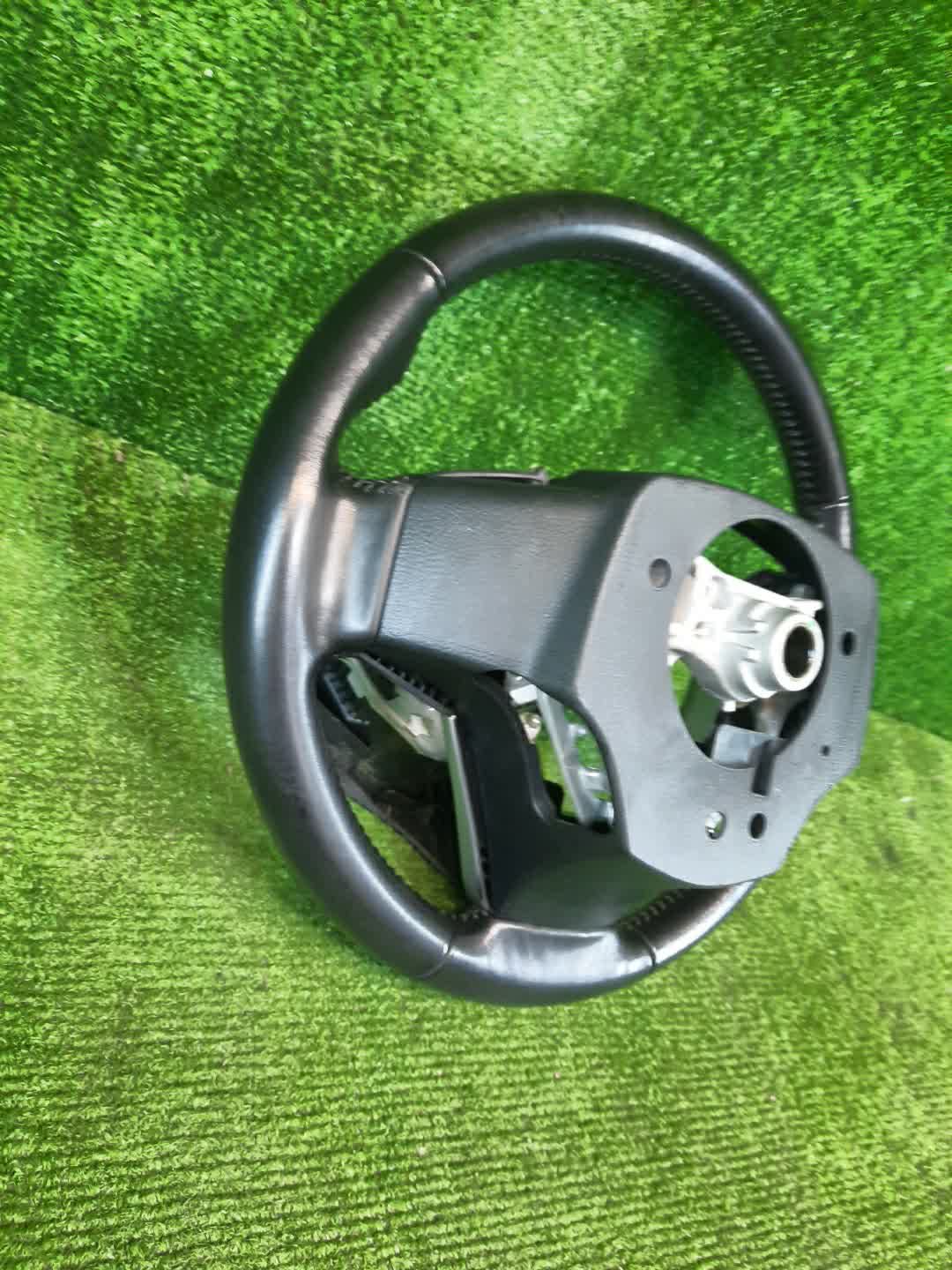 Руль TOYOTA VOXY ZRR80G 3 ракурс