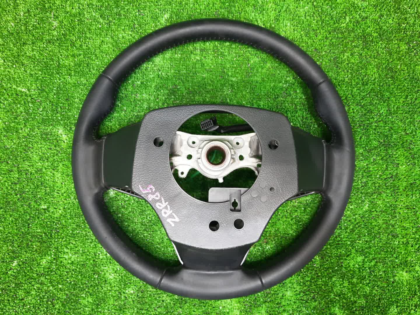 Руль TOYOTA VOXY ZRR80G 3 ракурс