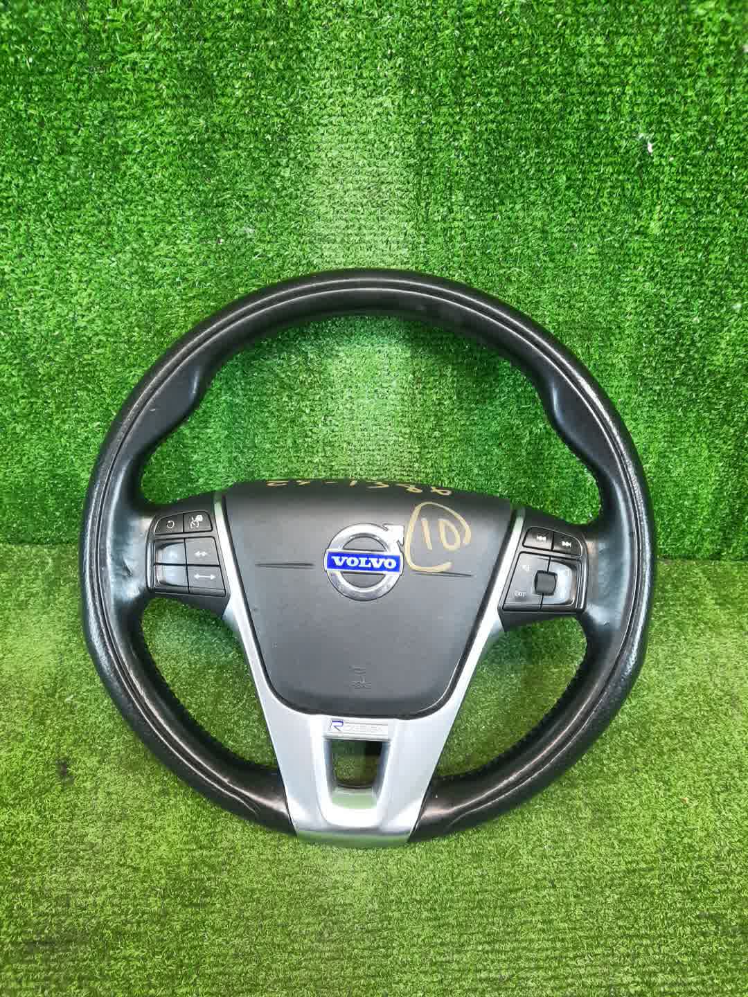 Руль VOLVO V60 FW48 1 ракурс Руль VOLVO V60 FW48 1 ракурс