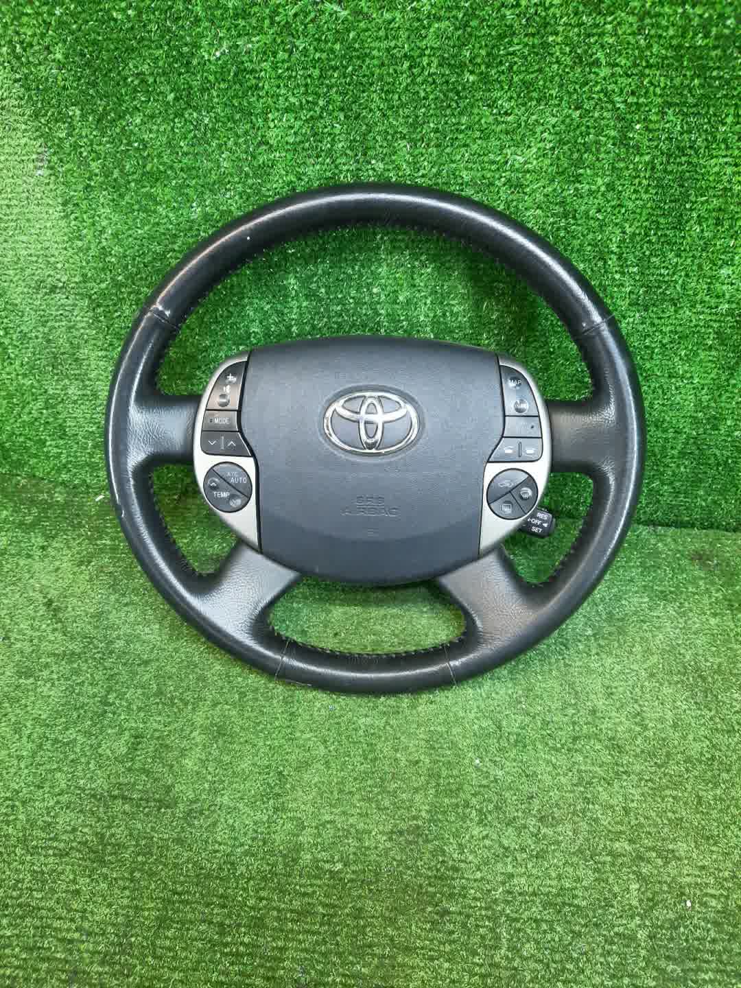 Руль TOYOTA PRIUS NHW20 1 ракурс Руль TOYOTA PRIUS NHW20 1 ракурс