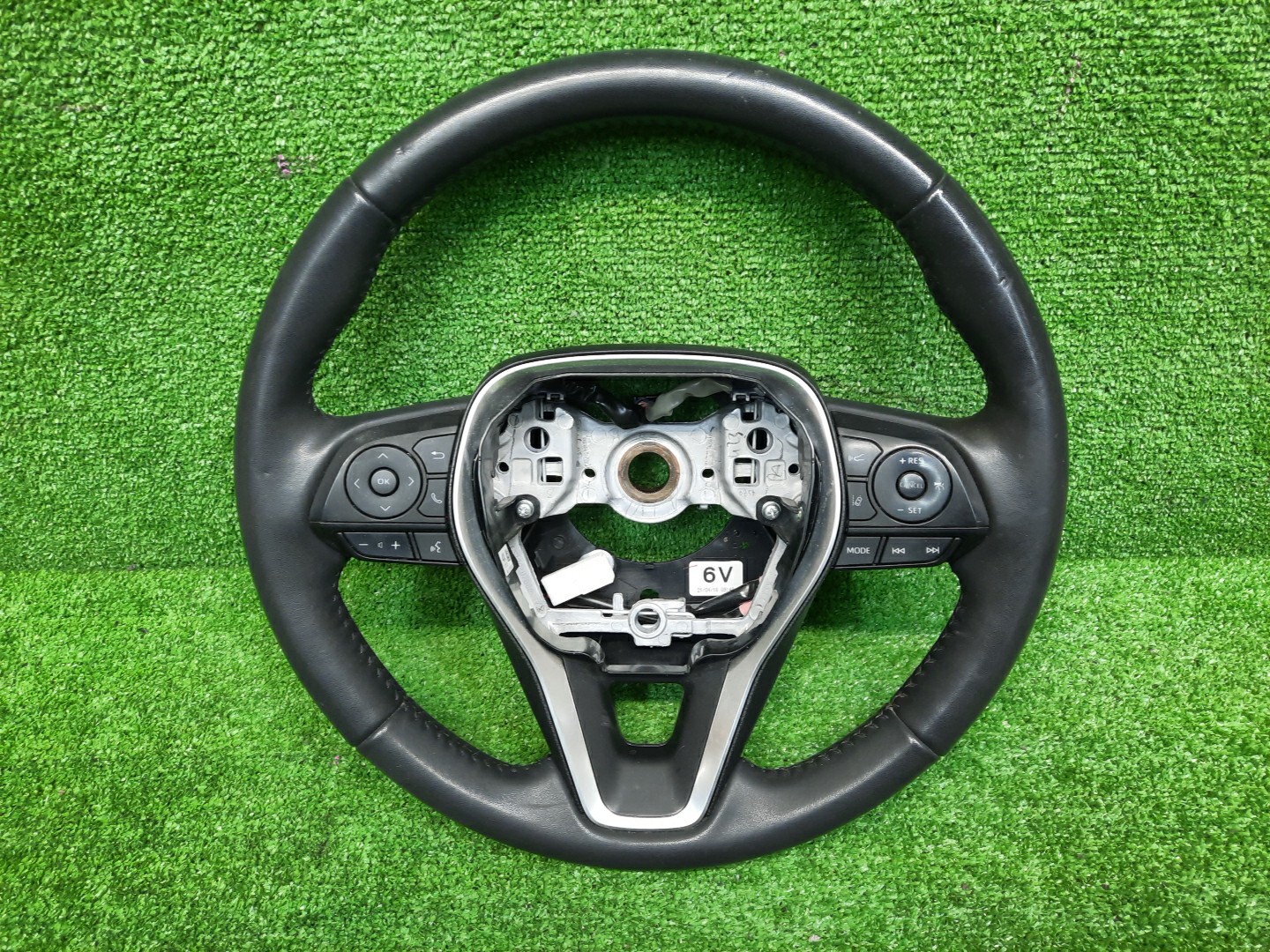 Руль TOYOTA RAV4 AXAH54 1 ракурс Руль TOYOTA RAV4 AXAH54 1 ракурс