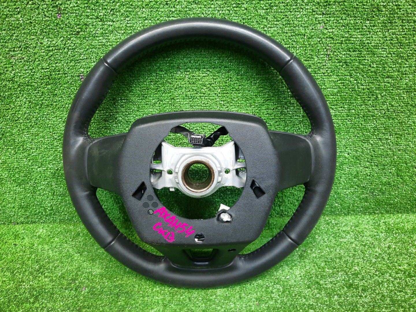 Руль TOYOTA RAV4 AXAH54 3 ракурс