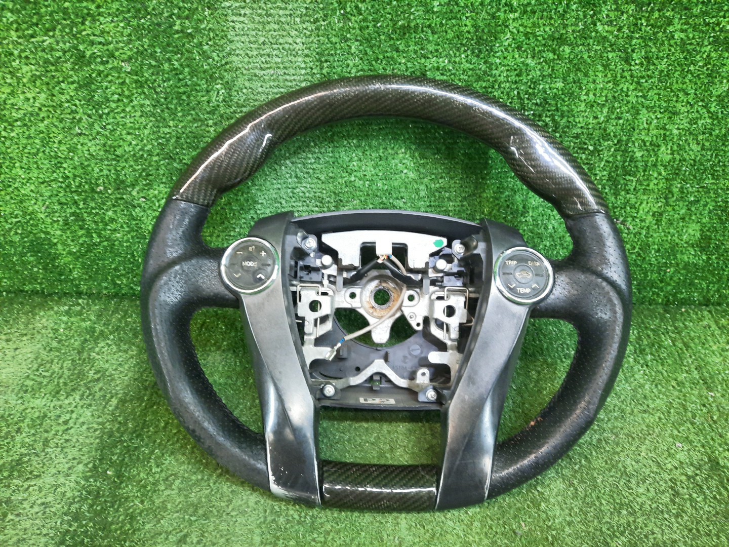 Руль TOYOTA PRIUS ZVW30 1 ракурс Руль TOYOTA PRIUS ZVW30 1 ракурс