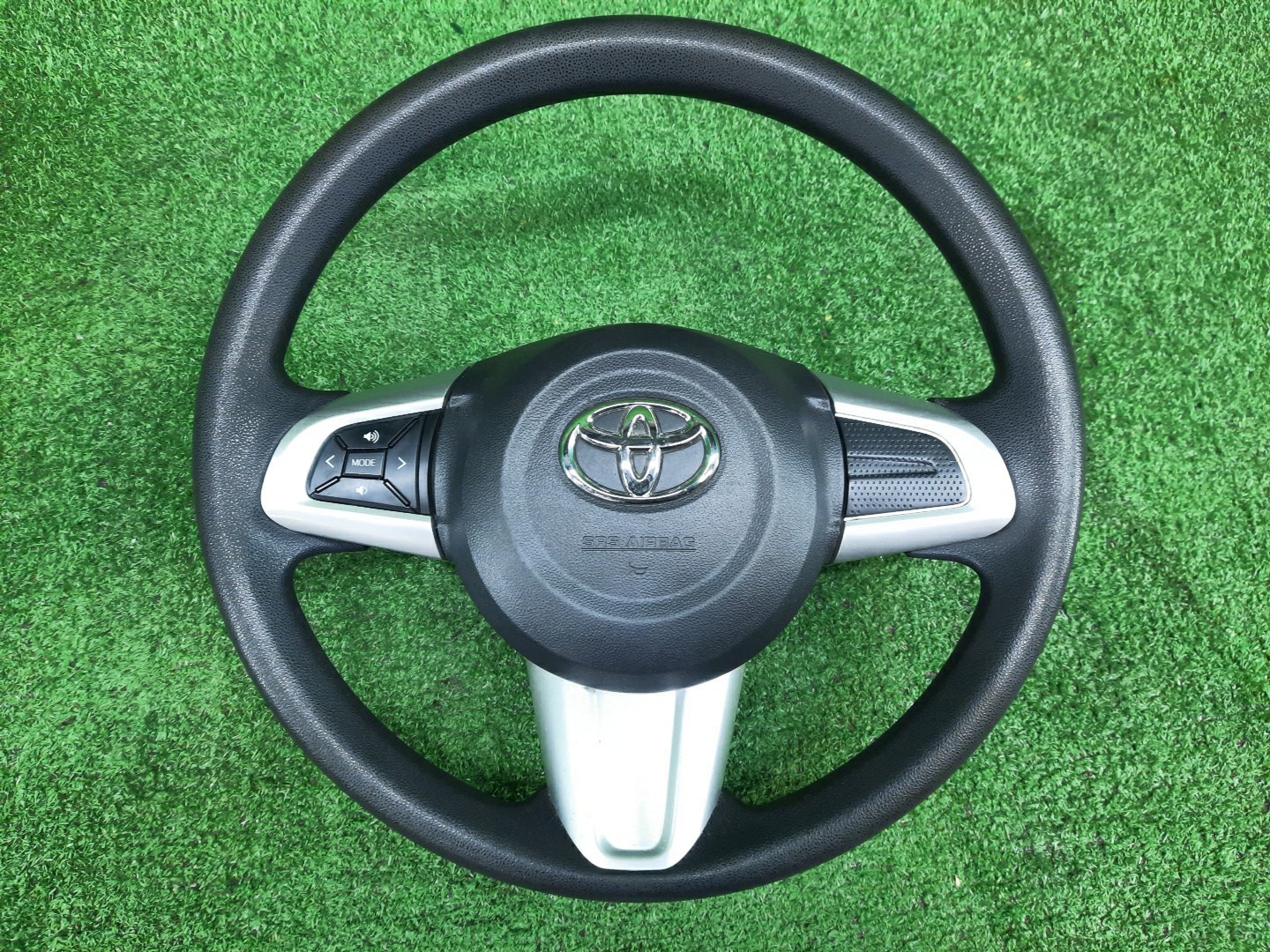 Руль TOYOTA PASSO M700A 1 ракурс Руль TOYOTA PASSO M700A 1 ракурс