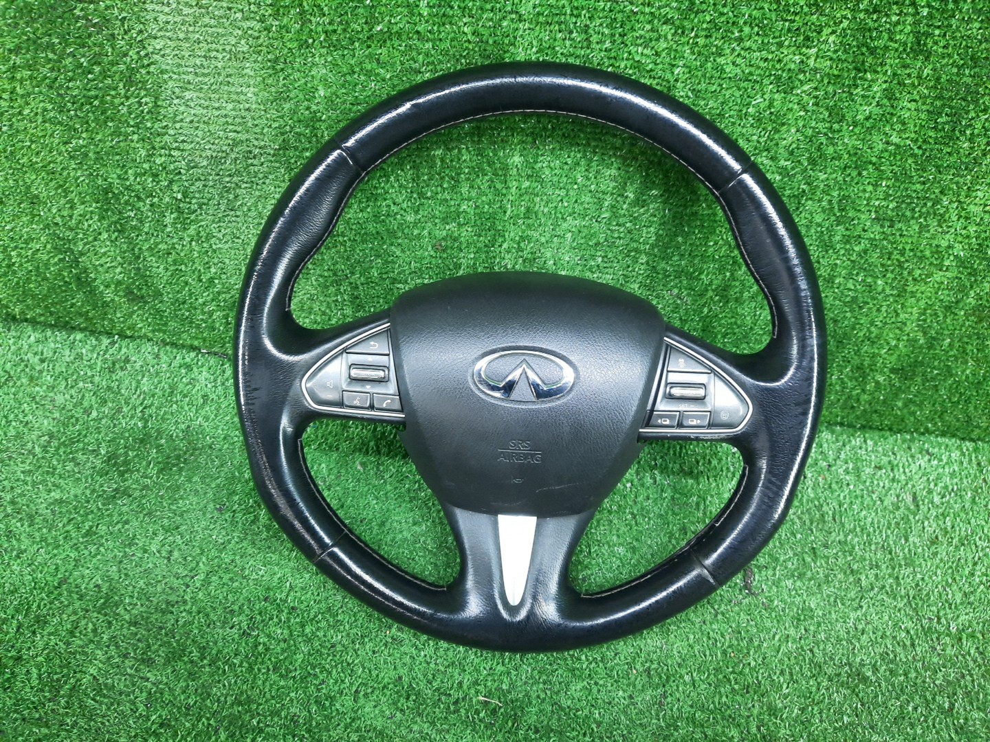 Руль NISSAN SKYLINE HV37 1 ракурс Руль NISSAN SKYLINE HV37 1 ракурс