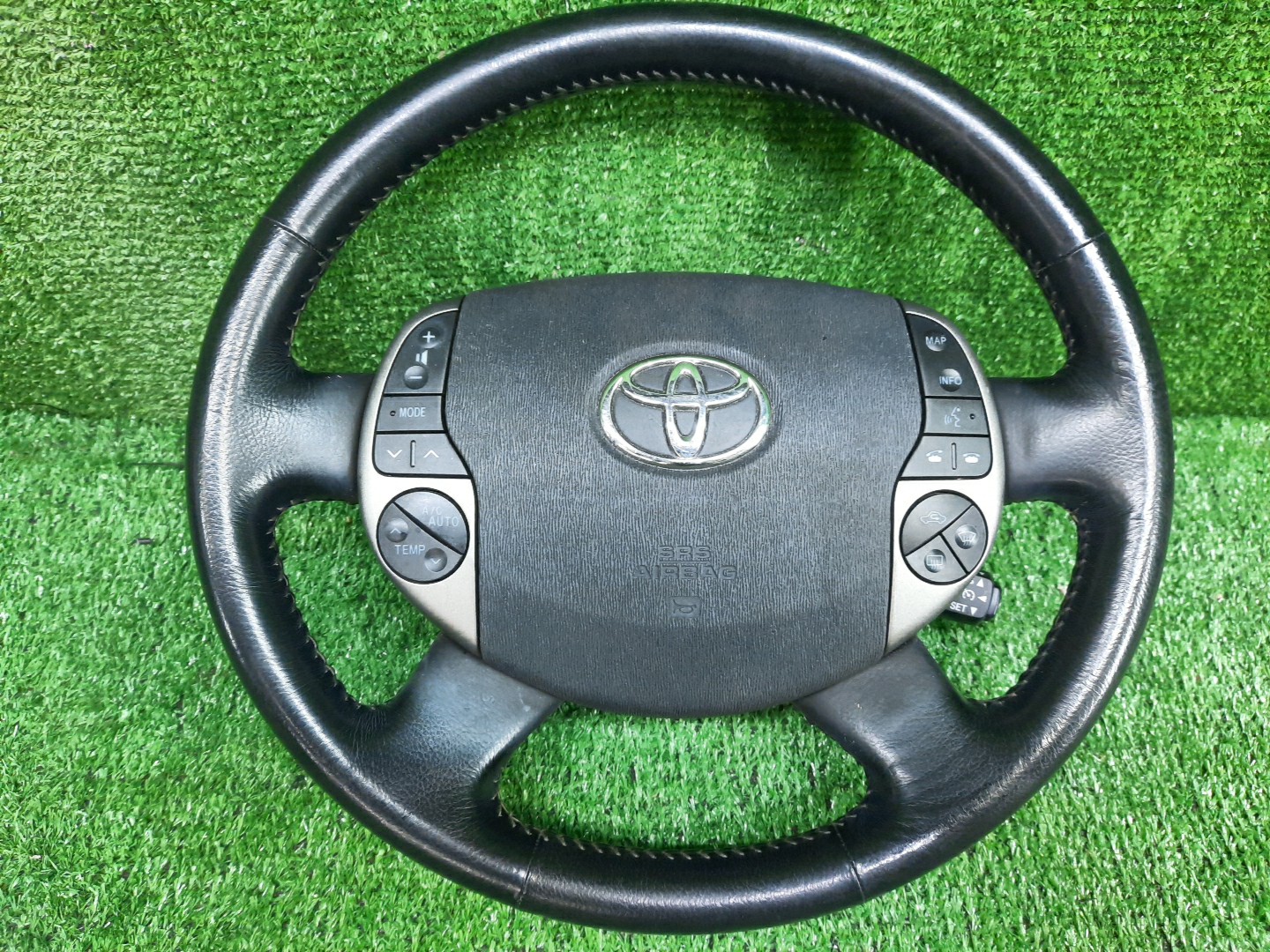 Руль TOYOTA PRIUS NHW20 1 ракурс Руль TOYOTA PRIUS NHW20 1 ракурс