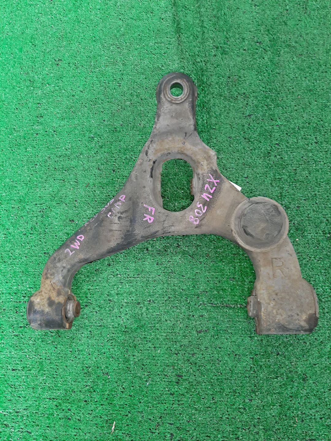 Рычаг правый передний TOYOTA DYNA XZU308 N04C-T 1 ракурс