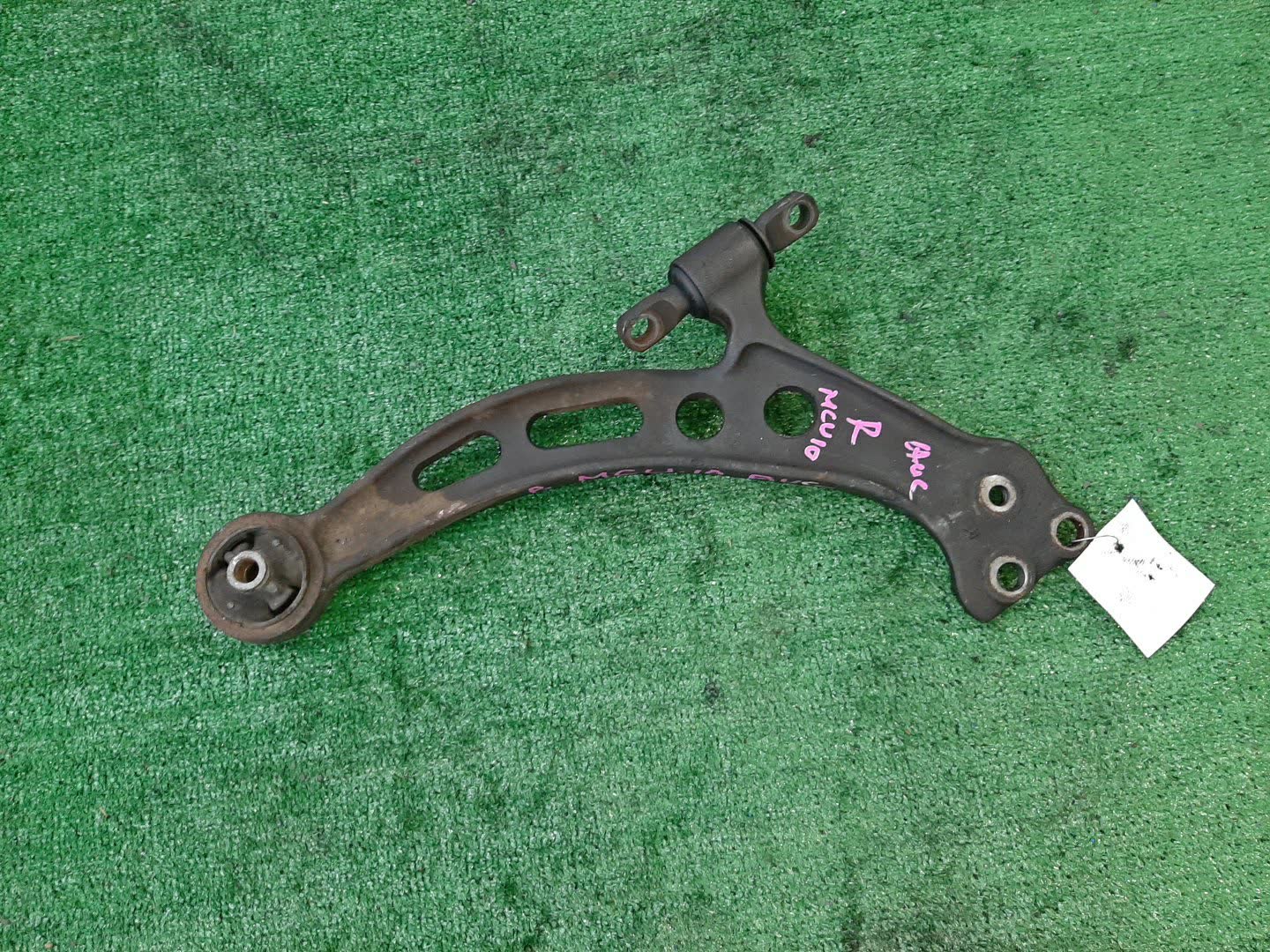 Рычаг левый передний TOYOTA HARRIER MCU10W 1MZ-FE 1 ракурс Рычаг левый передний TOYOTA HARRIER MCU10W 1MZ-FE 1 ракурс
