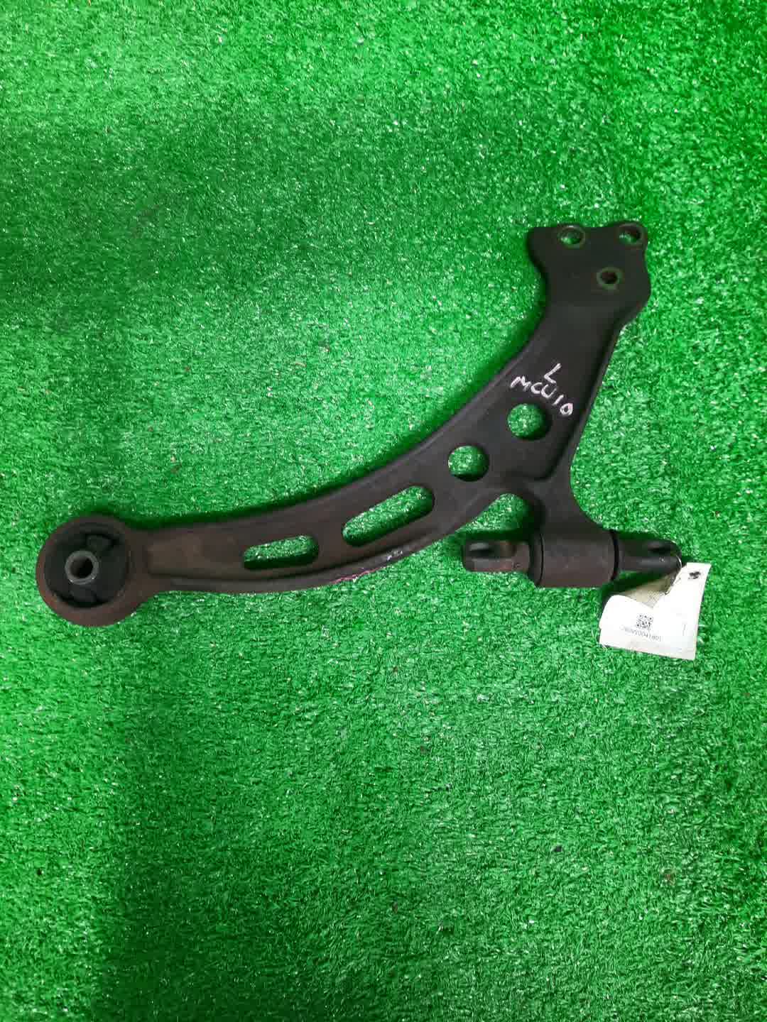 Рычаг левый передний TOYOTA HARRIER MCU10W 1MZ-FE 3 ракурс Рычаг левый передний TOYOTA HARRIER MCU10W 1MZ-FE 3 ракурс