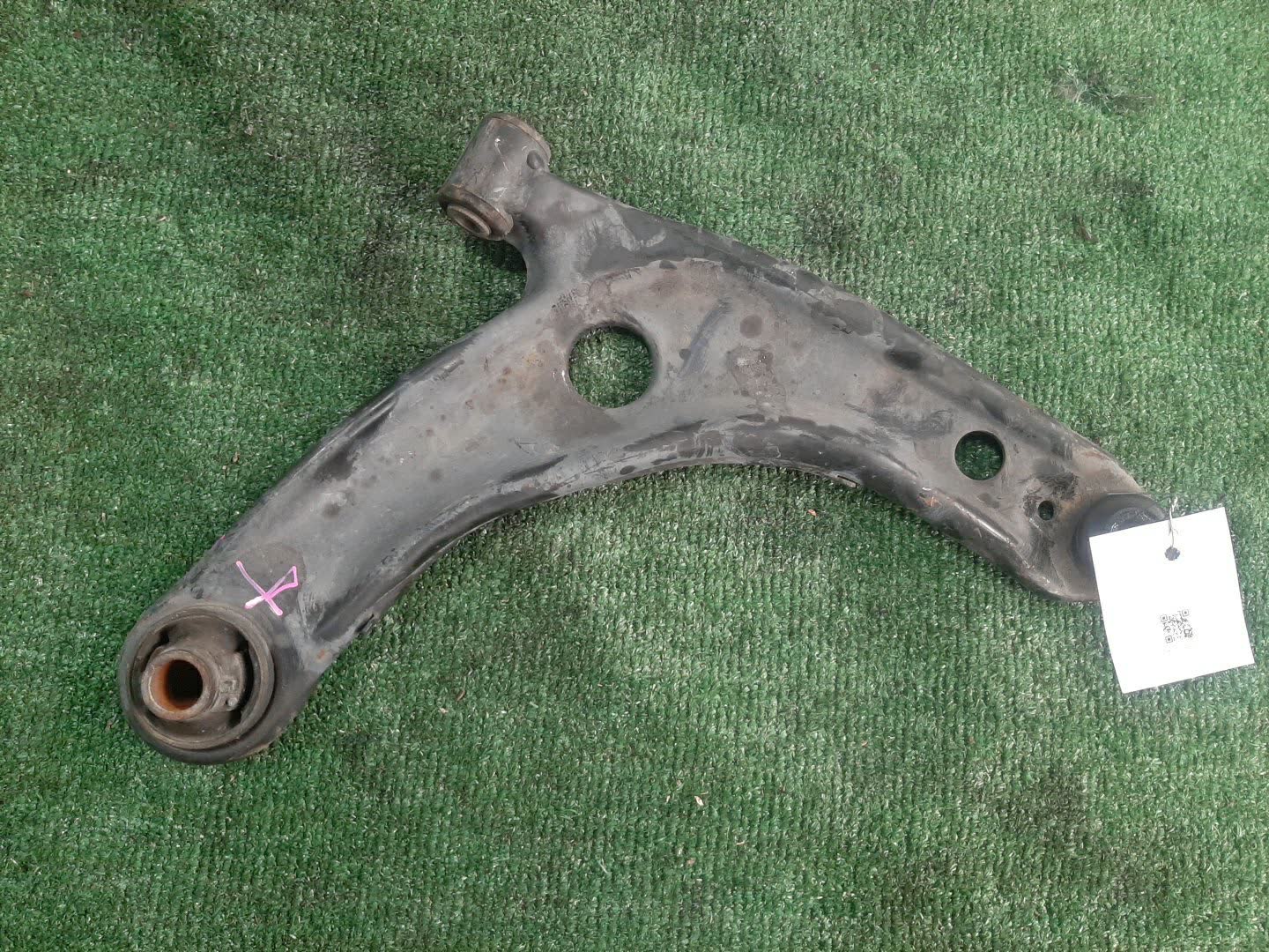 Рычаг правый передний TOYOTA RACTIS NCP120 1NZ-FE 1 ракурс