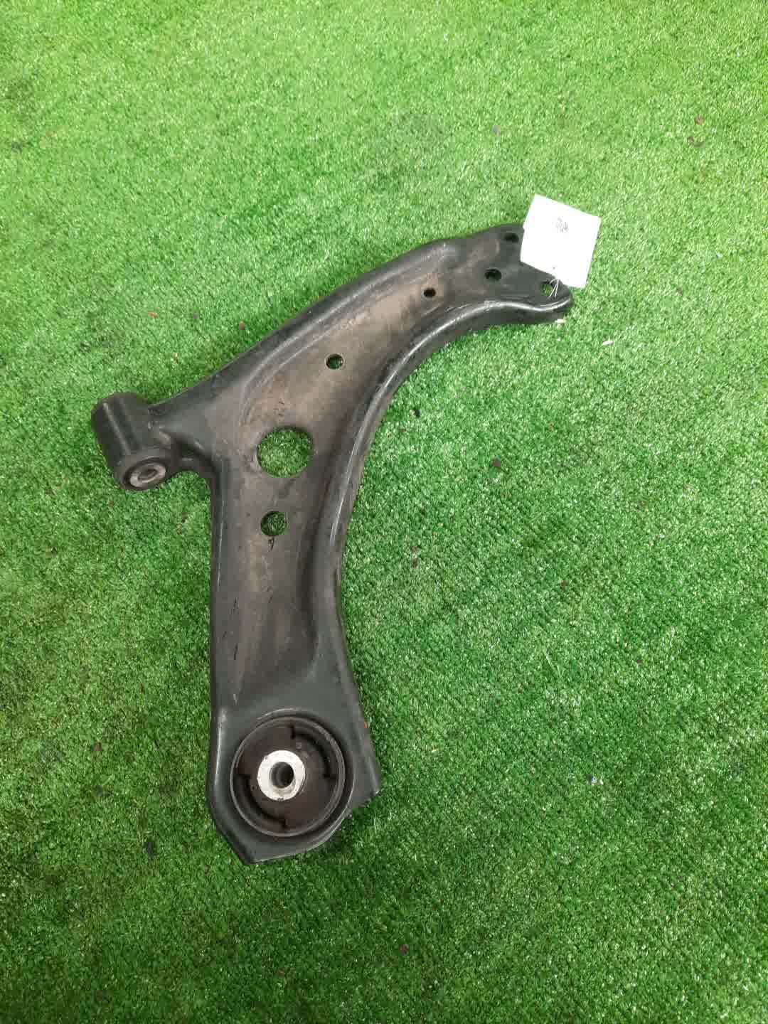 Рычаг правый передний TOYOTA AQUA MXPK11 M15A-FXE 1 ракурс Рычаг правый передний TOYOTA AQUA MXPK11 M15A-FXE 1 ракурс