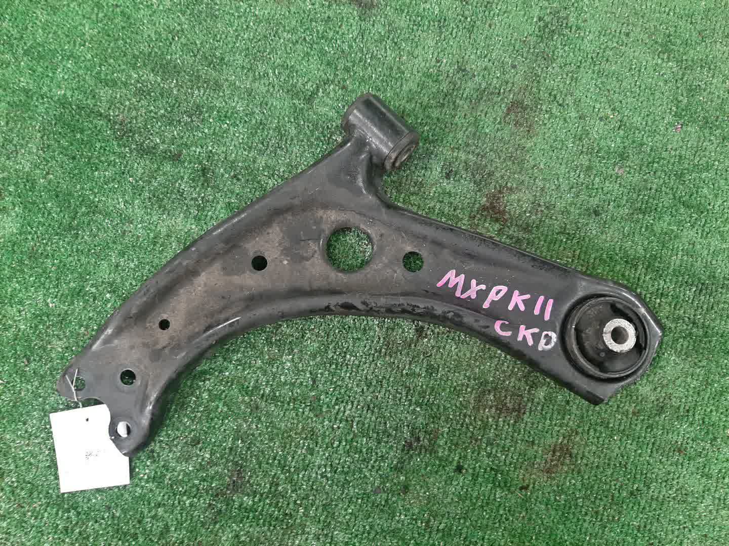Рычаг левый передний TOYOTA AQUA MXPK11 M15A-FXE 1 ракурс Рычаг левый передний TOYOTA AQUA MXPK11 M15A-FXE 1 ракурс