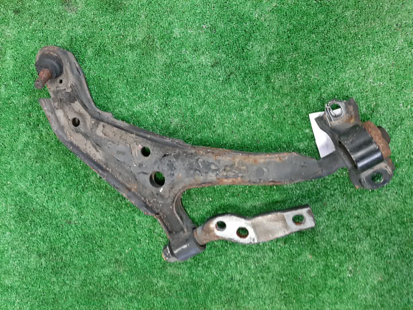 Рычаг правый передний NISSAN BLUEBIRD, PRIMERA SU14, QU14, HU14, EU14, P11, WP11, QP11, HP11, WQP11, WHP11 CD20E, QG18DE, QG18DD, SR20DE, SR20VE, SR18DE 1 ракурс