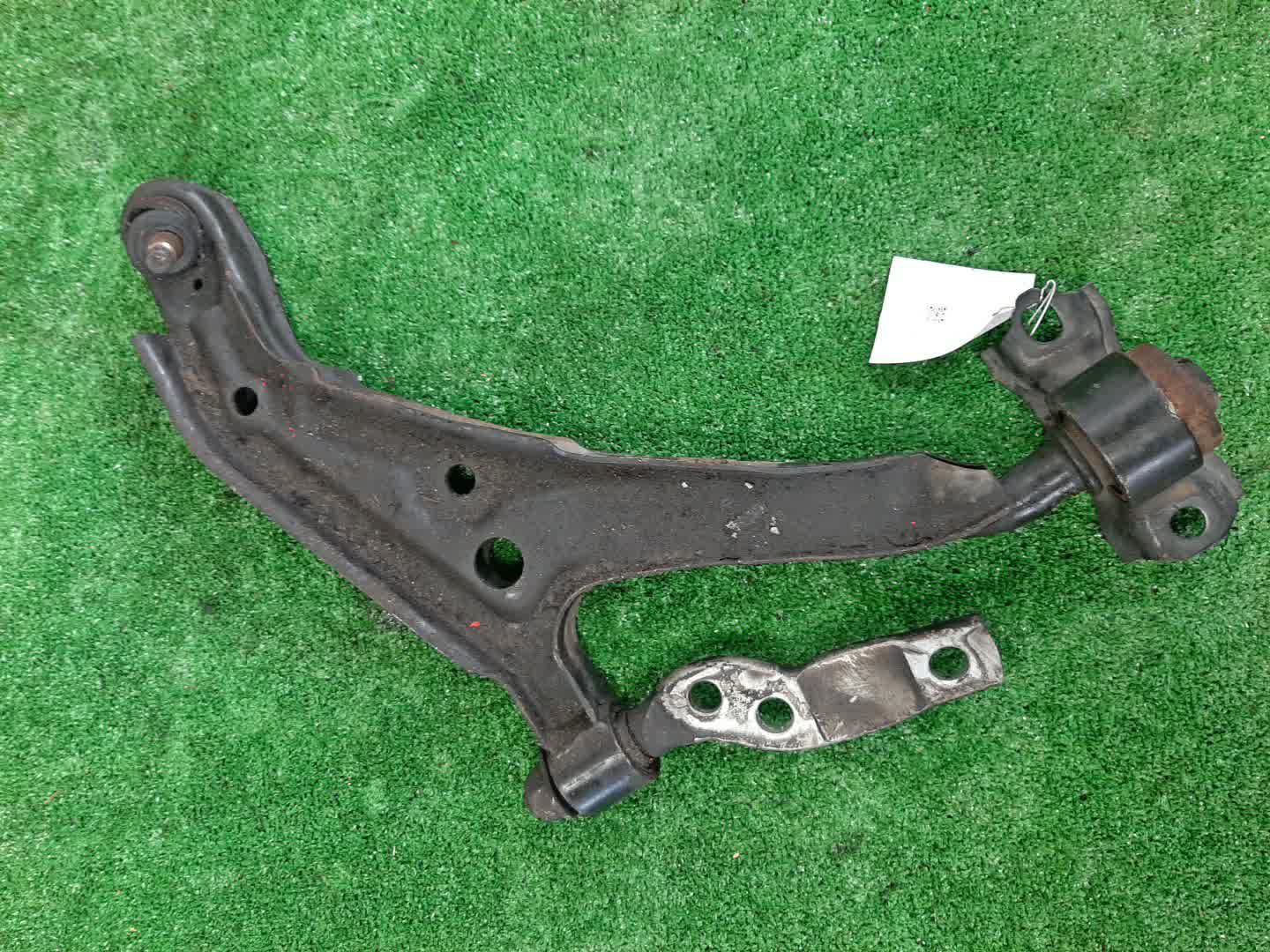Рычаг правый передний NISSAN BLUEBIRD, PRIMERA SU14, QU14, HU14, EU14, P11, WP11, QP11, HP11, WQP11, WHP11 CD20E, QG18DE, QG18DD, SR20DE, SR20VE, SR18DE 1 ракурс