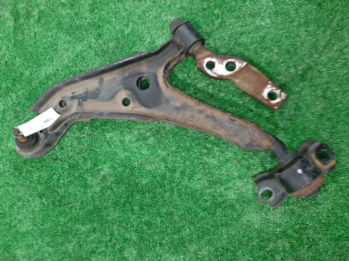 Рычаг левый передний NISSAN BLUEBIRD, PRIMERA SU14, QU14, HU14, EU14, P11, WP11, QP11, HP11, WQP11, WHP11 CD20E, QG18DE, QG18DD, SR20DE, SR20VE, SR18DE 1 ракурс