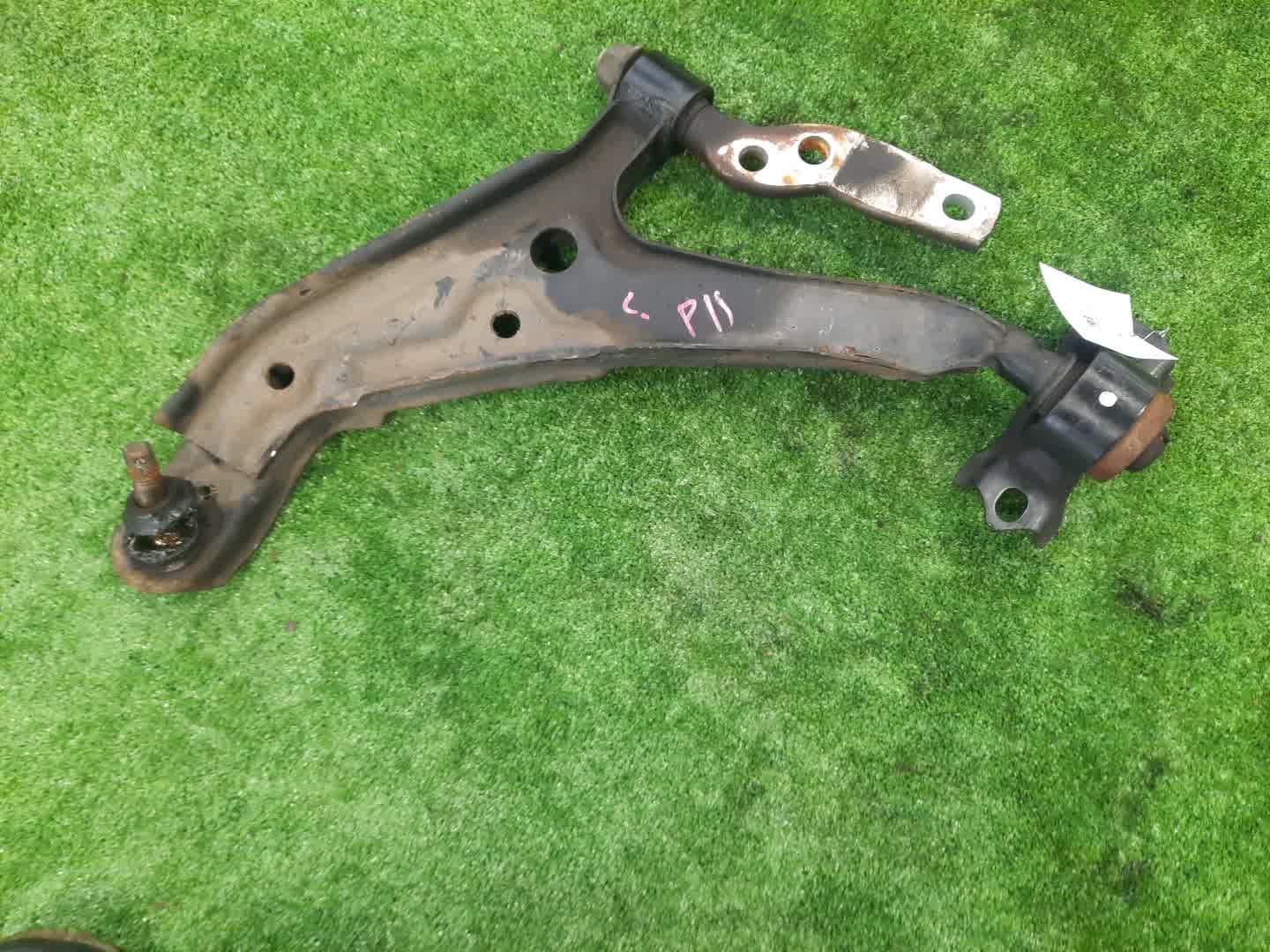 Рычаг левый передний NISSAN BLUEBIRD, PRIMERA SU14, QU14, HU14, EU14, P11, WP11, QP11, HP11, WQP11, WHP11 CD20E, QG18DE, QG18DD, SR20DE, SR20VE, SR18DE 1 ракурс