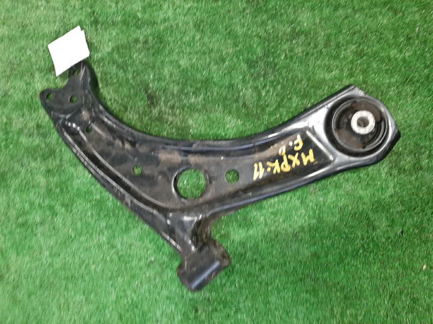 Рычаг правый передний TOYOTA AQUA MXPK11 M15A-FXE 1 ракурс Рычаг правый передний TOYOTA AQUA MXPK11 M15A-FXE 1 ракурс