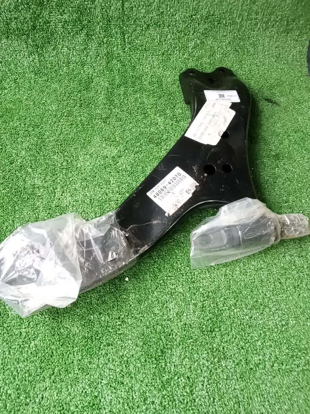 Рычаг левый передний TOYOTA RAV4 MXAA52 48069-42070 1 ракурс