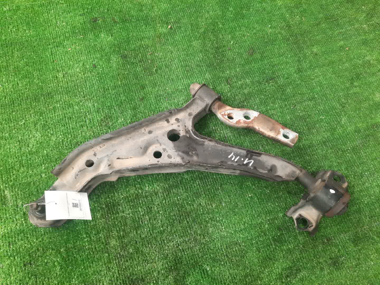 Рычаг левый передний NISSAN BLUEBIRD, PRIMERA SU14, QU14, HU14, EU14, P11, WP11, QP11, HP11, WQP11, WHP11 CD20E, QG18DE, QG18DD, SR20DE, SR20VE, SR18DE 1 ракурс