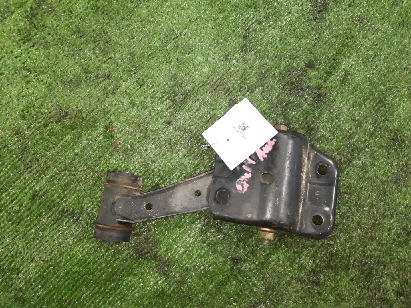 Рычаг левый передний NISSAN BLUEBIRD, PRIMERA SU14, QU14, HU14, EU14, P11, WP11, QP11, HP11, WQP11, WHP11 CD20E, QG18DE, QG18DD, SR20DE, SR20VE, SR18DE 1 ракурс