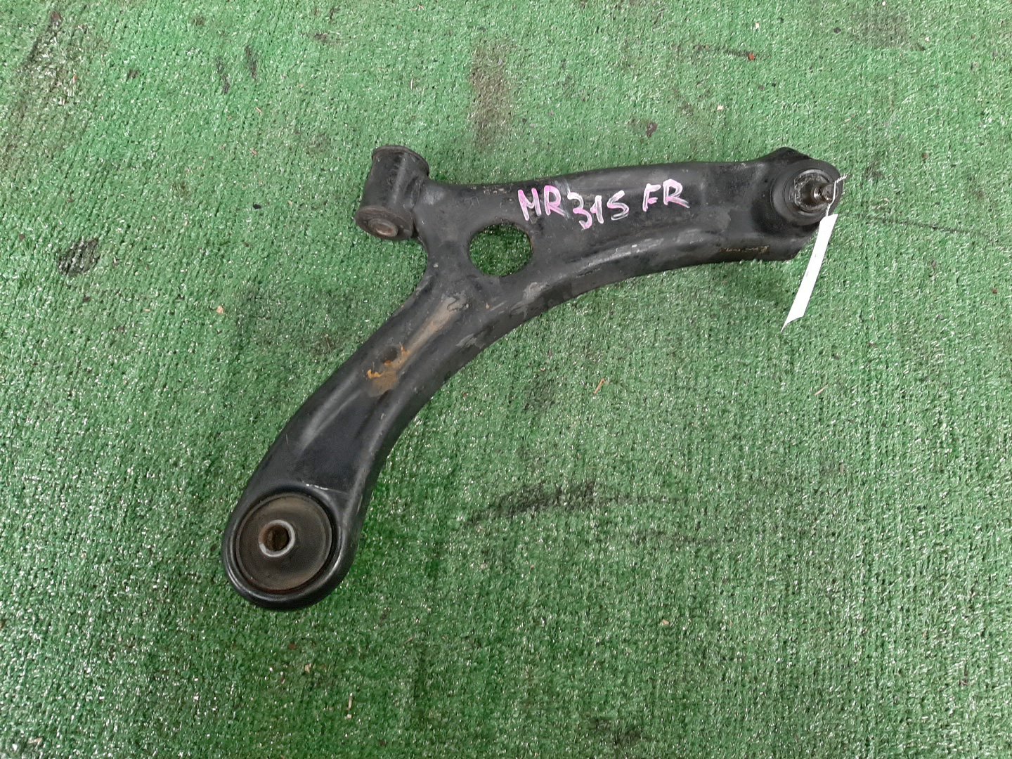 Рычаг правый передний SUZUKI HUSTLER MR31S R06A 1 ракурс