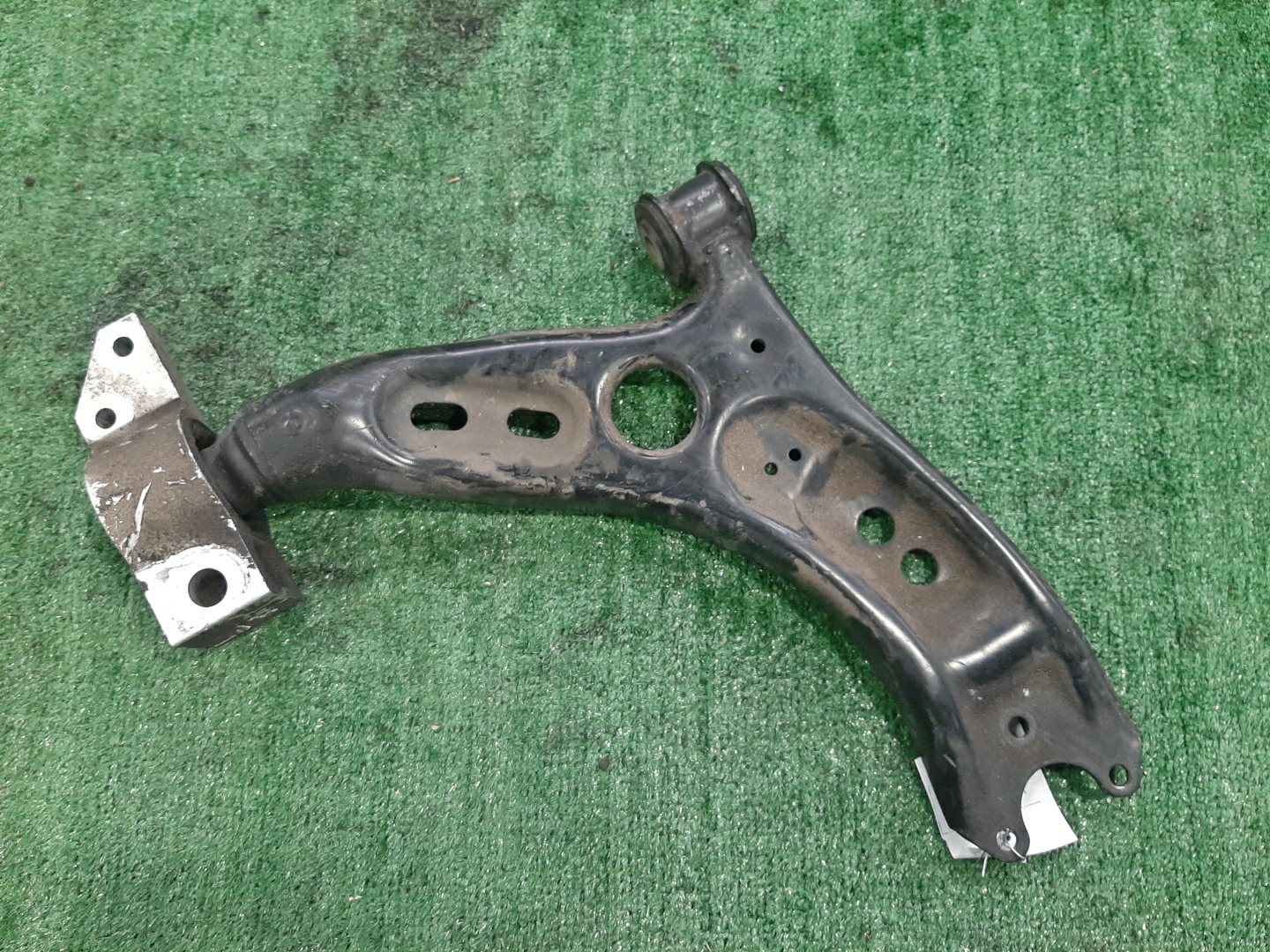 Рычаг правый передний VOLKSWAGEN TOURAN 1T3 CAVC 1 ракурс