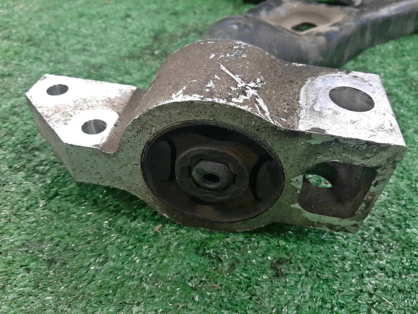 Рычаг правый передний VOLKSWAGEN TOURAN 1T3 CAVC 3 ракурс