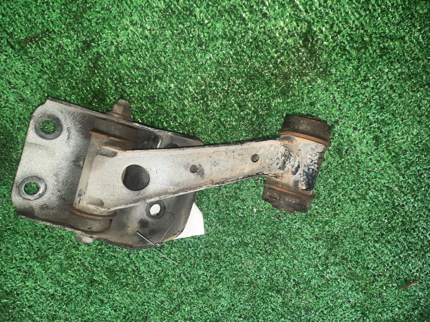 Рычаг левый передний NISSAN BLUEBIRD, PRIMERA SU14, QU14, HU14, EU14, P11, WP11, QP11, HP11, WQP11, WHP11 CD20E, QG18DE, QG18DD, SR20DE, SR20VE, SR18DE 2 ракурс