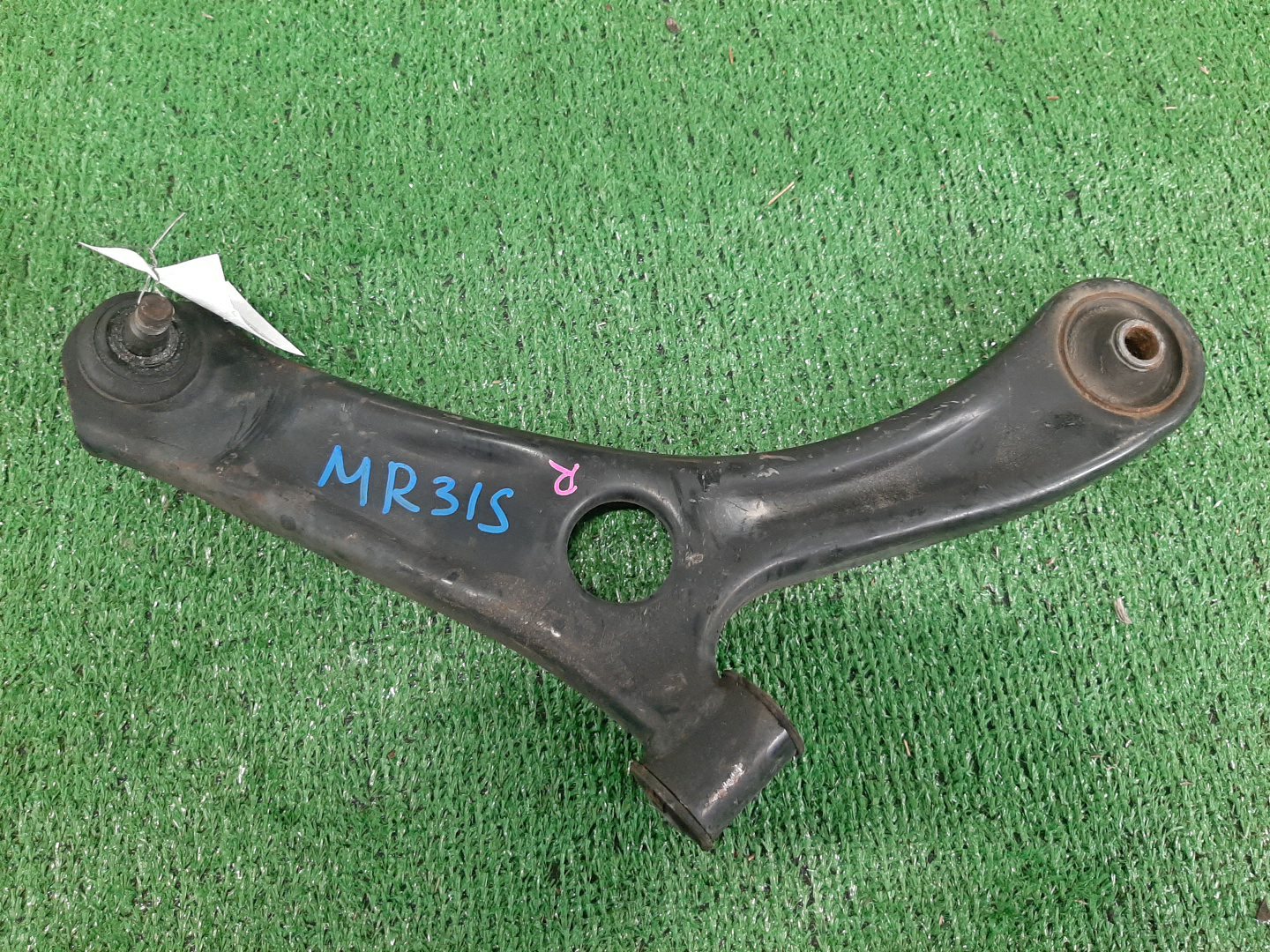 Рычаг правый передний SUZUKI HUSTLER MR31S R06A 1 ракурс