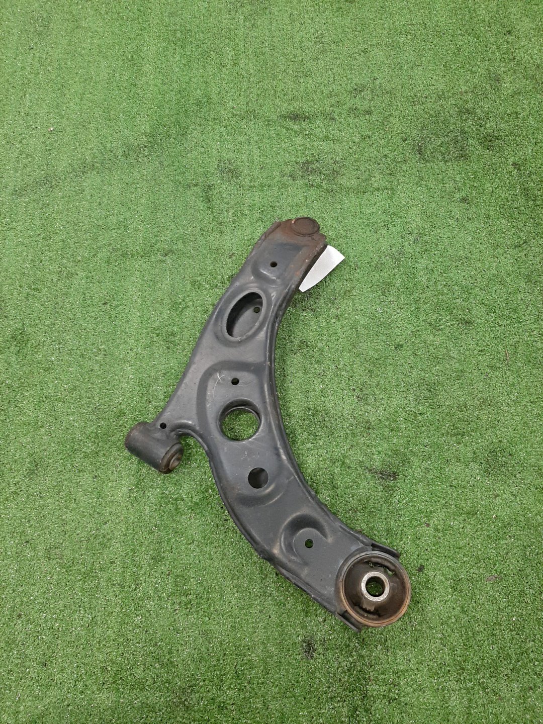 Рычаг левый передний TOYOTA BOON LUMINAS, PASSO SETTE, PASSO, BB, BOON, COO M512G, M502G, M502E, M512E, KGC15, KGC10, KGC30, NGC30, KGC35, QNC10, QNC20, QNC21, QNC25, M301S, M600S, M601S, M610S, M310S, M300S, M401S, M402S, M411S 3SZ-VE, 1KR-FE, 1NR-F