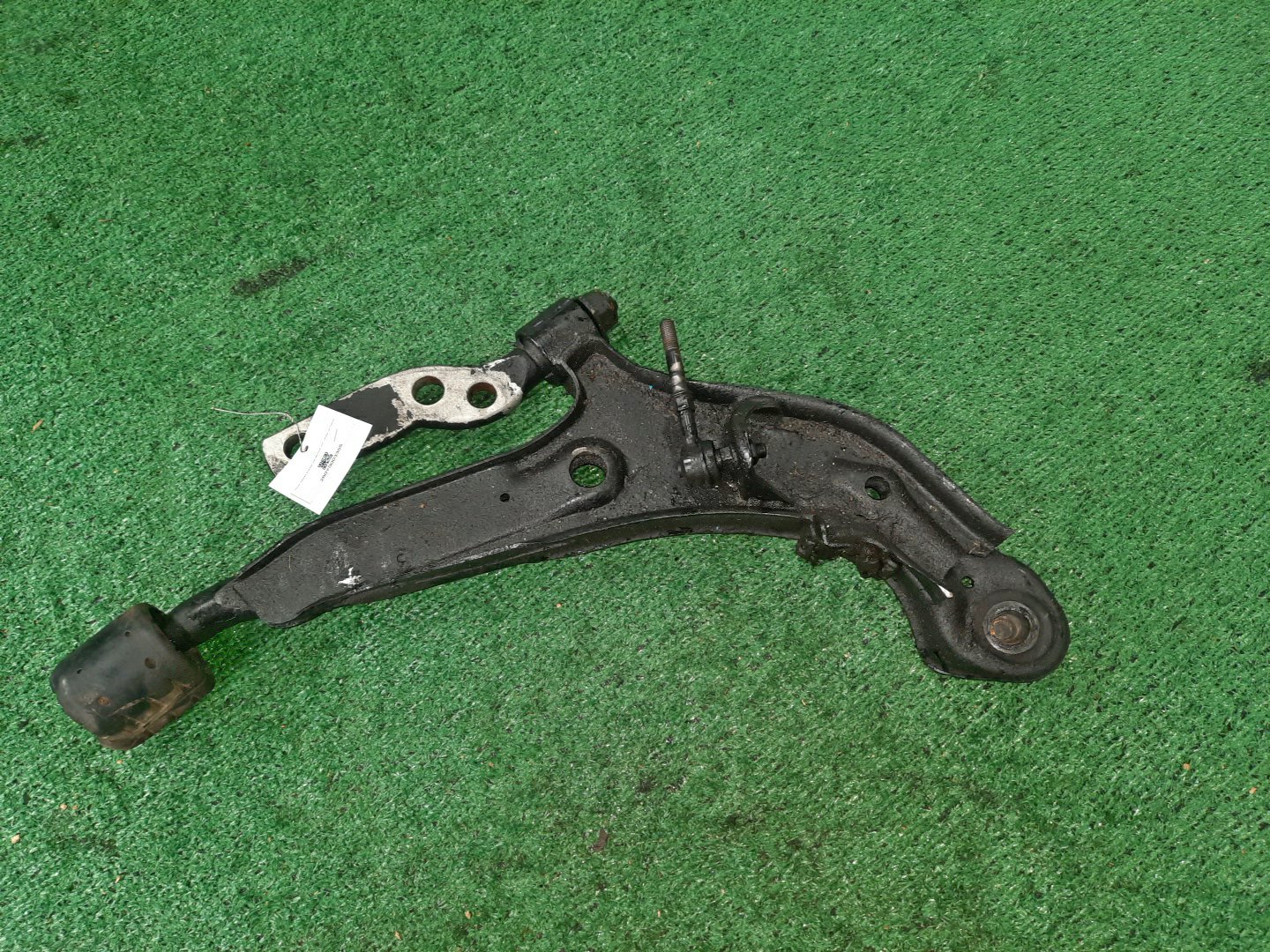 Рычаг правый передний NISSAN RNESSA N30 SR20DE 1 ракурс Рычаг правый передний NISSAN RNESSA N30 SR20DE 1 ракурс