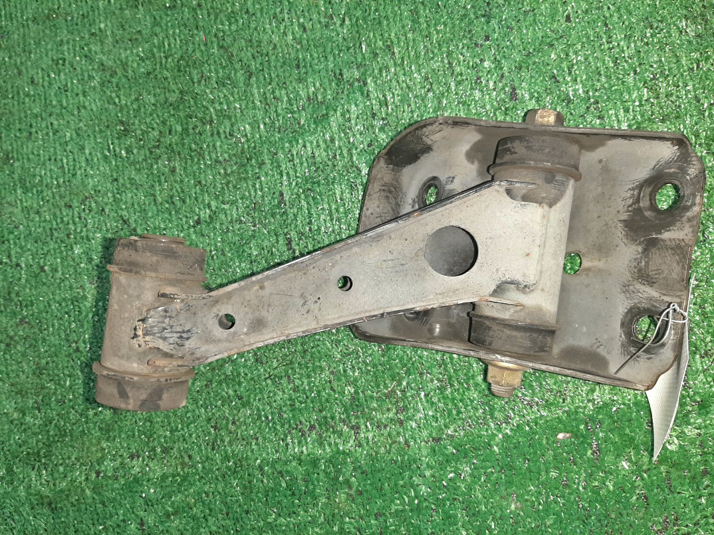 Рычаг левый передний NISSAN BLUEBIRD, PRIMERA SU14, QU14, HU14, EU14, P11, WP11, QP11, HP11, WQP11, WHP11 CD20E, QG18DE, QG18DD, SR20DE, SR20VE, SR18DE 2 ракурс