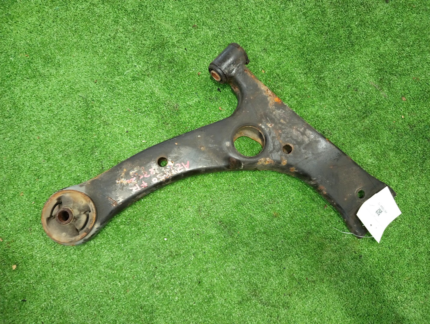 Рычаг правый передний TOYOTA AVENSIS, PRIUS ALPHA AZT250, AZT255, AZT251, ZRT272, ZVW41W, ZVW40W 1AZ-FSE, 2AZ-FSE, 3ZR-FAE, 2ZR-FXE 1 ракурс