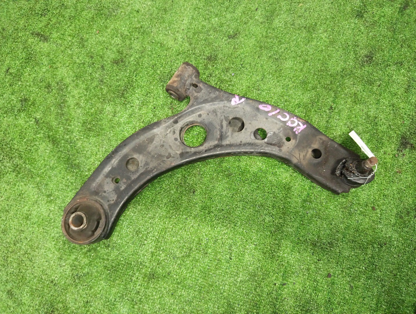 Рычаг правый передний TOYOTA BOON LUMINAS, PASSO SETTE, PASSO, BB, BOON, COO M512G, M502G, M502E, M512E, KGC15, KGC10, KGC30, NGC30, KGC35, QNC10, QNC20, QNC21, QNC25, M301S, M600S, M601S, M610S, M310S, M300S, M401S, M402S, M411S 3SZ-VE, 1KR-FE, 1NR-