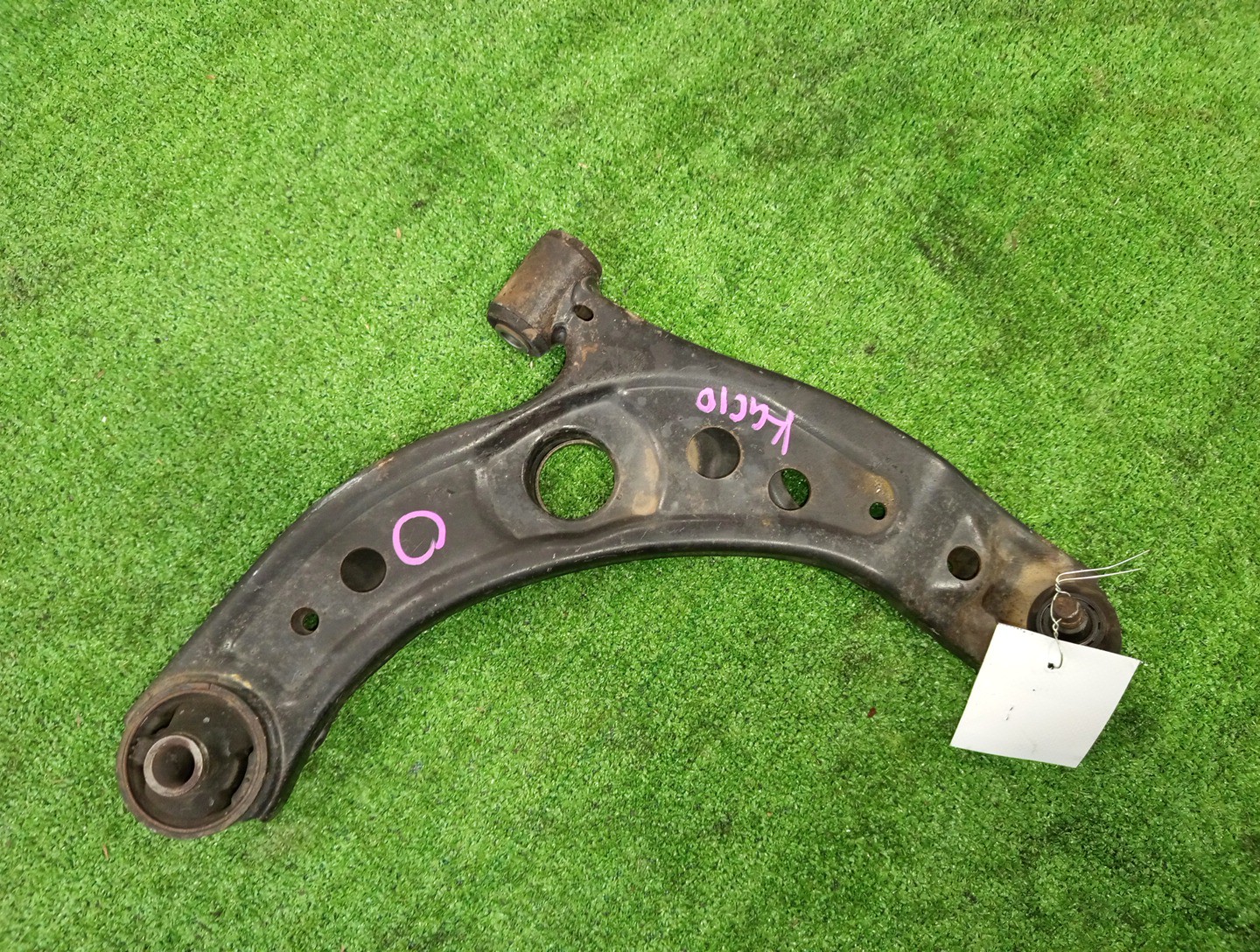 Рычаг правый передний TOYOTA BOON LUMINAS, PASSO SETTE, PASSO, BB, BOON, COO M512G, M502G, M502E, M512E, KGC15, KGC10, KGC30, NGC30, KGC35, QNC10, QNC20, QNC21, QNC25, M301S, M600S, M601S, M610S, M310S, M300S, M401S, M402S, M411S 3SZ-VE, 1KR-FE, 1NR-