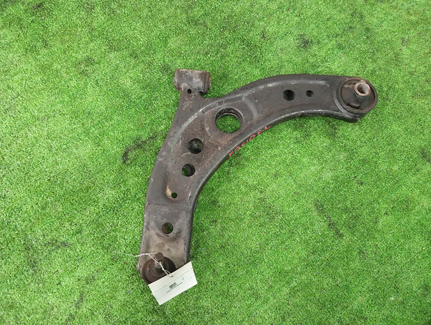 Рычаг левый передний TOYOTA BOON LUMINAS, PASSO SETTE, PASSO, BB, BOON, COO M512G, M502G, M502E, M512E, KGC15, KGC10, KGC30, NGC30, KGC35, QNC10, QNC20, QNC21, QNC25, M301S, M600S, M601S, M610S, M310S, M300S, M401S, M402S, M411S 3SZ-VE, 1KR-FE, 1NR-F