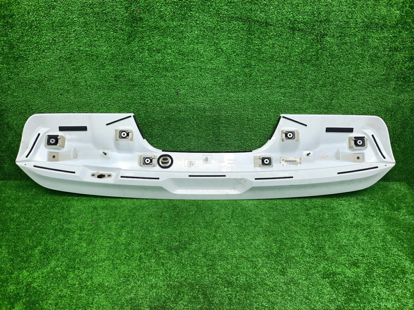 Спойлер TOYOTA LAND CRUISER FJA300W 76085-60130 2 ракурс