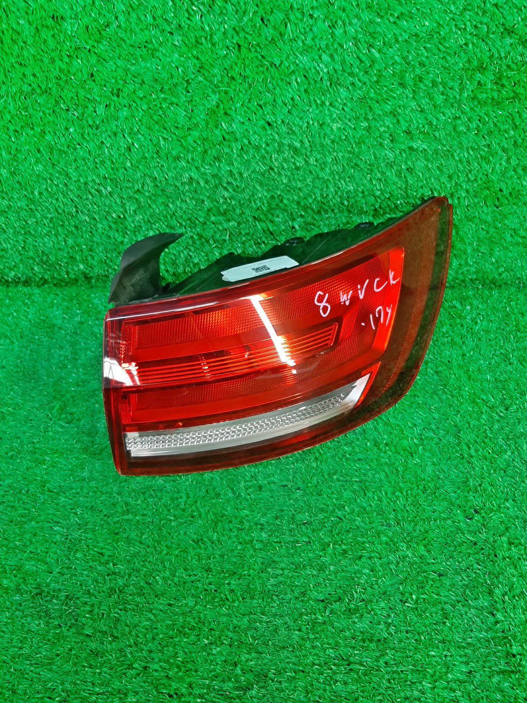 Стоп-сигнал правый задний AUDI A4 8W5 1 ракурс Стоп-сигнал правый задний AUDI A4 8W5 1 ракурс