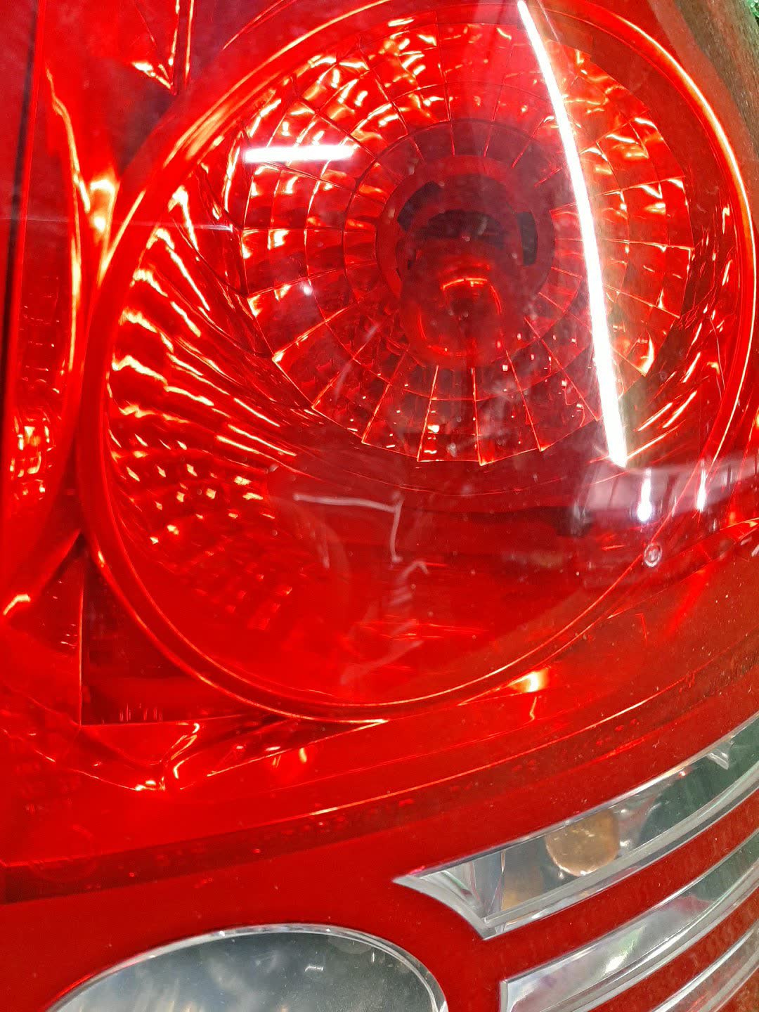 Стоп-сигнал правый задний CHRYSLER 300C LX 5 ракурс