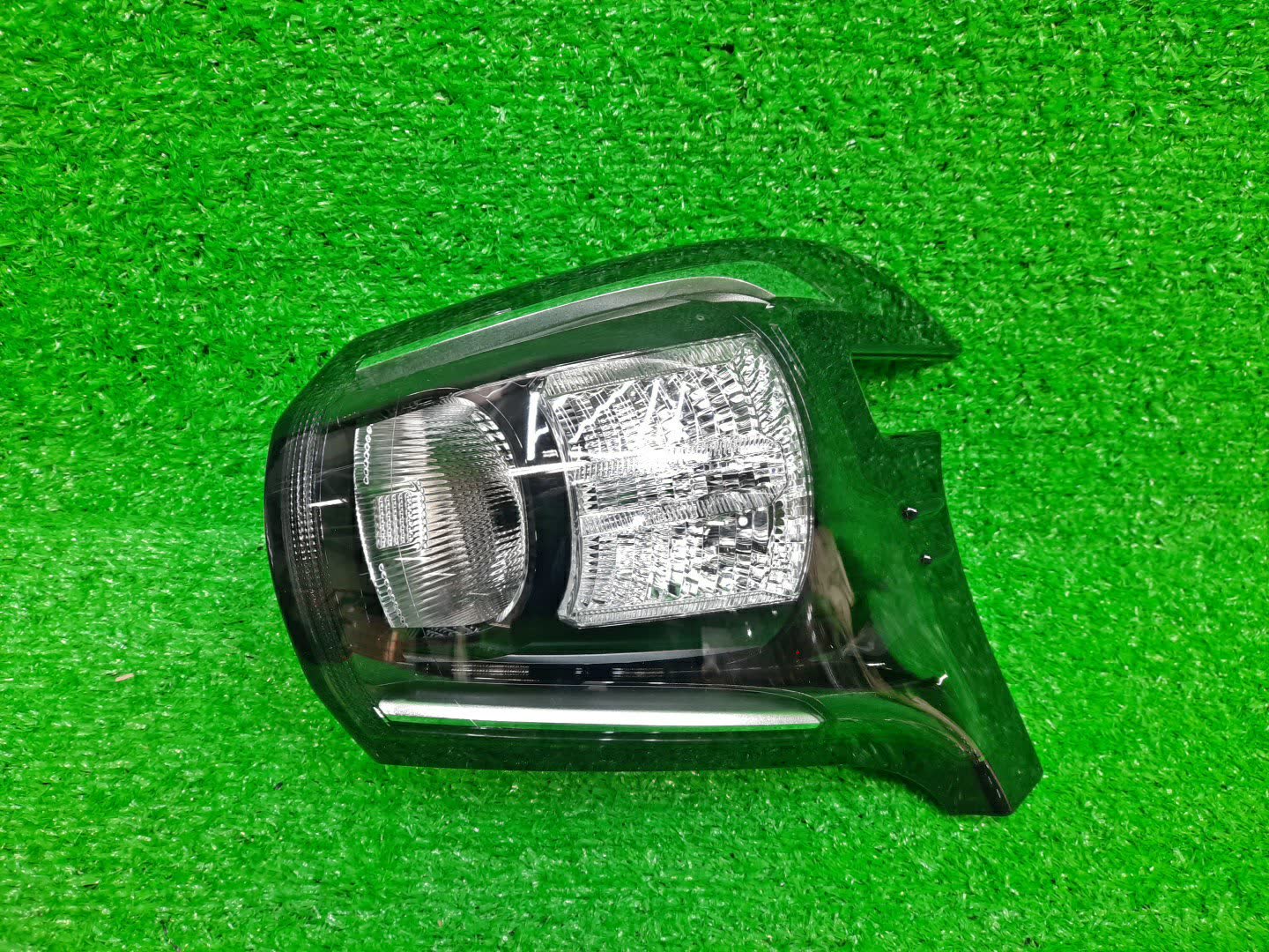Стоп-сигнал правый задний TOYOTA SIENTA NSP172G, NSP170G, NCP175G, NHP170G 81551-52E30 1 ракурс
