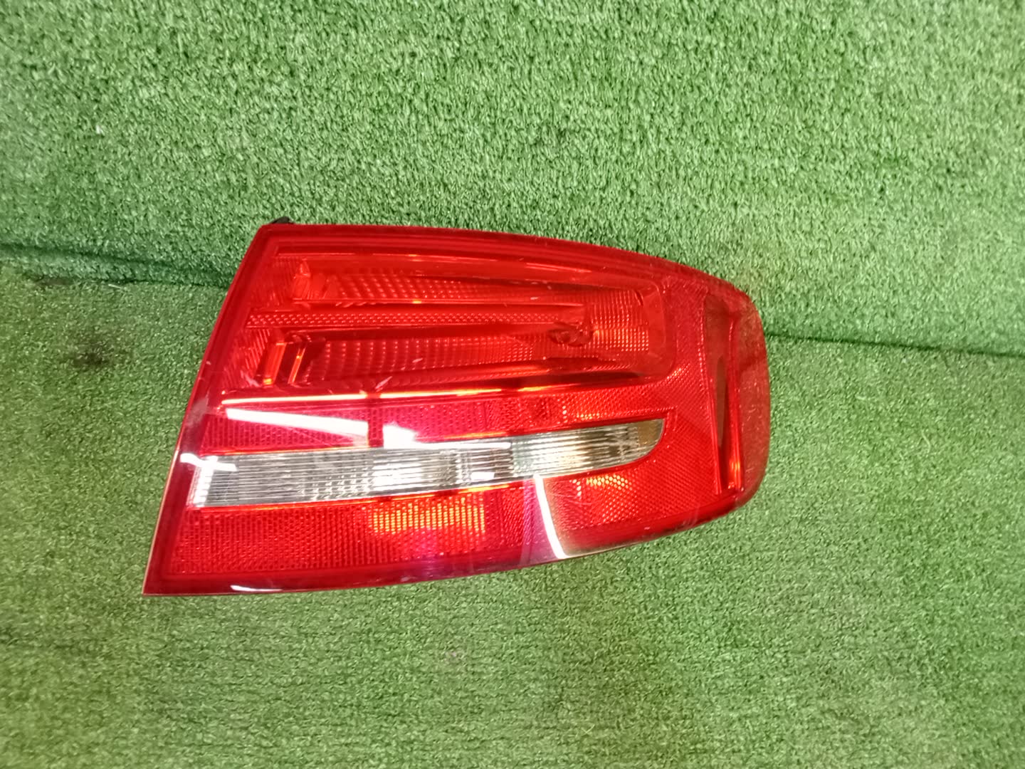 Стоп-сигнал правый задний AUDI A4 8K2, B8 WAUZZZ8K39A9724 1 ракурс Стоп-сигнал правый задний AUDI A4 8K2, B8 WAUZZZ8K39A9724 1 ракурс