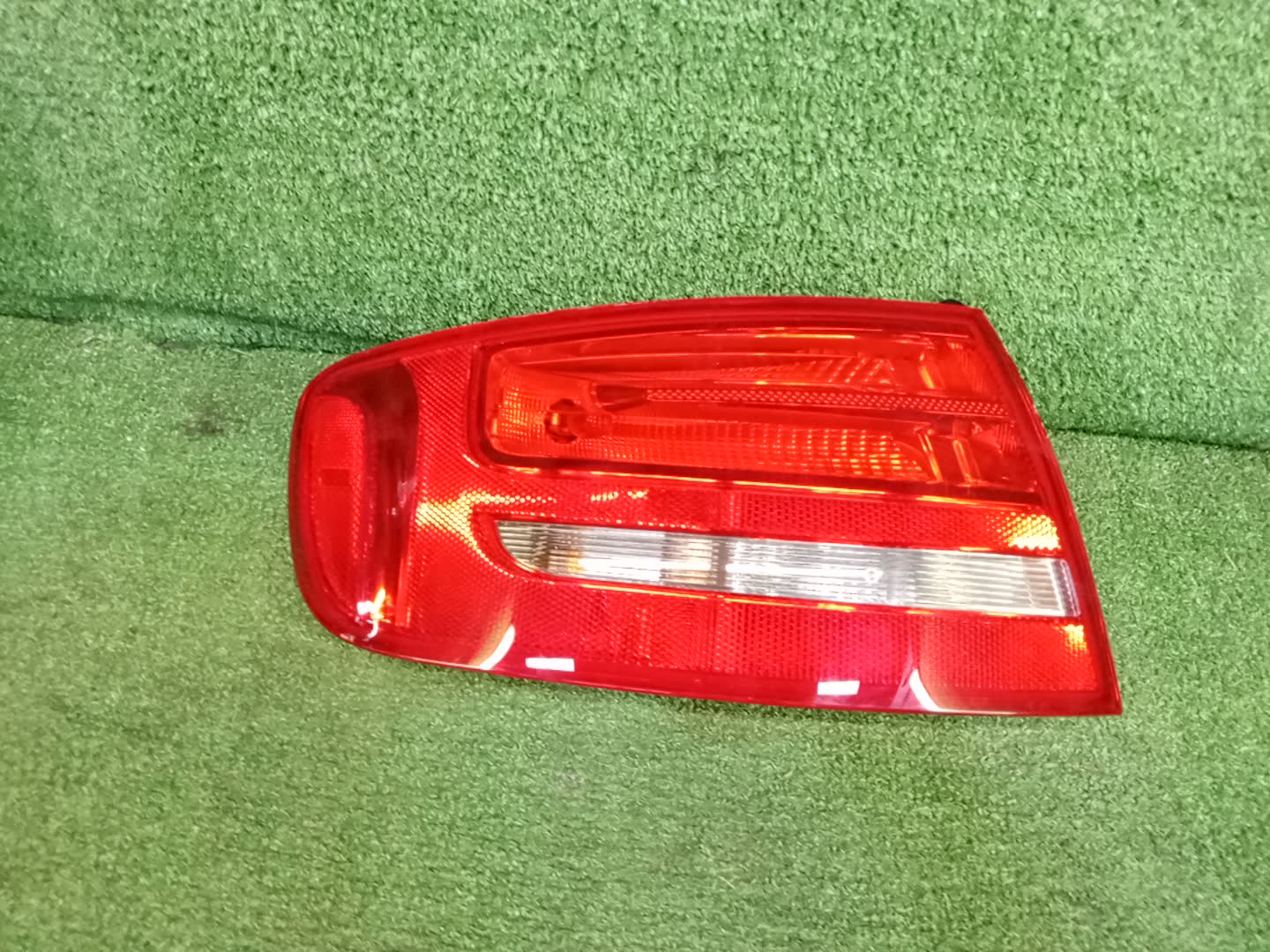 Стоп-сигнал левый задний AUDI A4 8K2, B8 WAUZZZ8K89A077677 1 ракурс Стоп-сигнал левый задний AUDI A4 8K2, B8 WAUZZZ8K89A077677 1 ракурс
